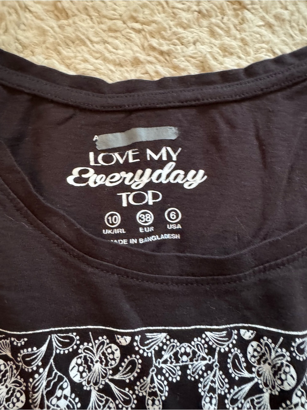 Patterned top - Picture 2 of 5